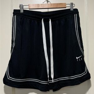 Nike Women’s Fly Crossover Basketball Shorts XL